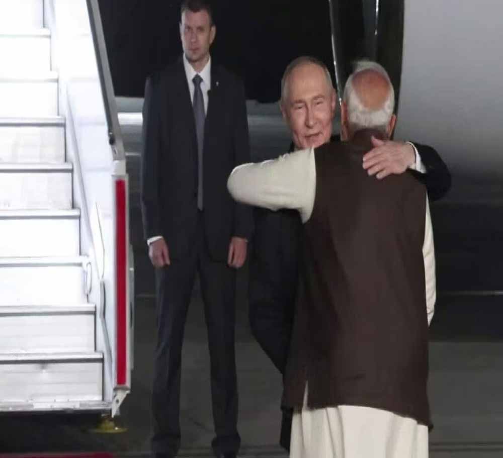 हाथ मिलाया, गले लगाया: मोदी ने गर्मजोशी से किया पुतिन का स्वागत, एक ही कार में हुए रवाना हाथ मिलाया, गले लगाया: मोदी ने गर्मजोशी से किया पुतिन का स्वागत, एक ही कार में हुए रवाना