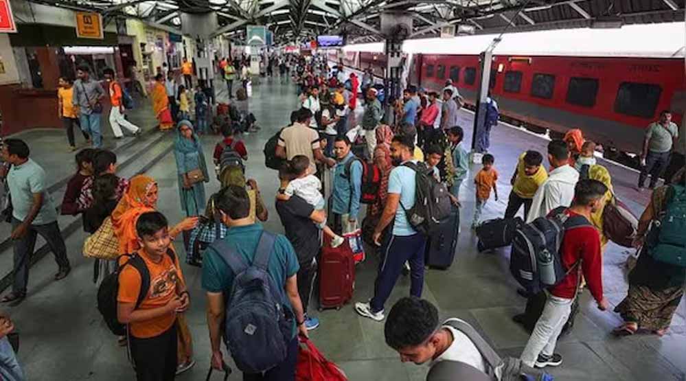 रेल यात्रियों को दोहरा झटका: किराया बढ़ा, तय सीमा से ज्यादा सामान पर भी लगेगा चार्ज
