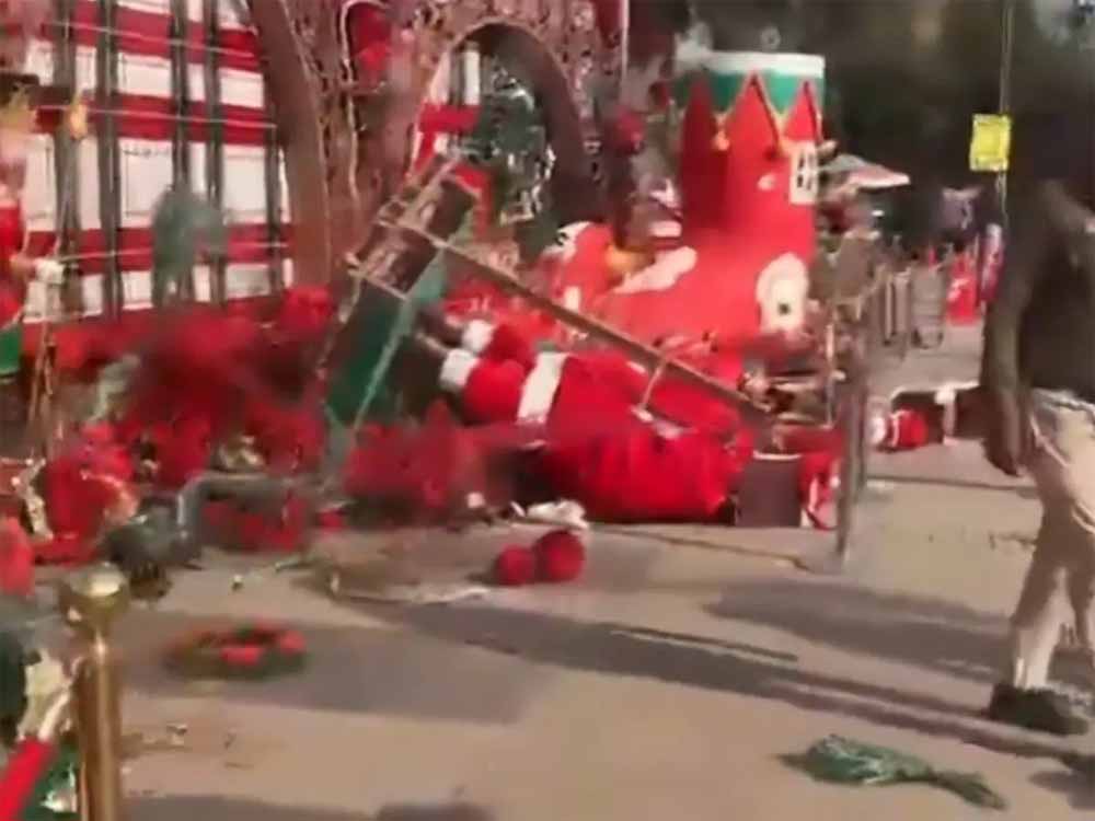 रायपुर के मैग्नेटो मॉल में बवाल, क्रिसमस डेकोरेशन को भीड़ ने किया तहस-नहस