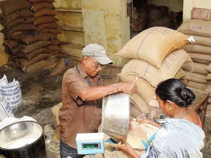 राशन वितरण में अनियमितता पर सख्त एक्शन, दो दुकानों की मान्यता रद्द, एक पर जुर्माना