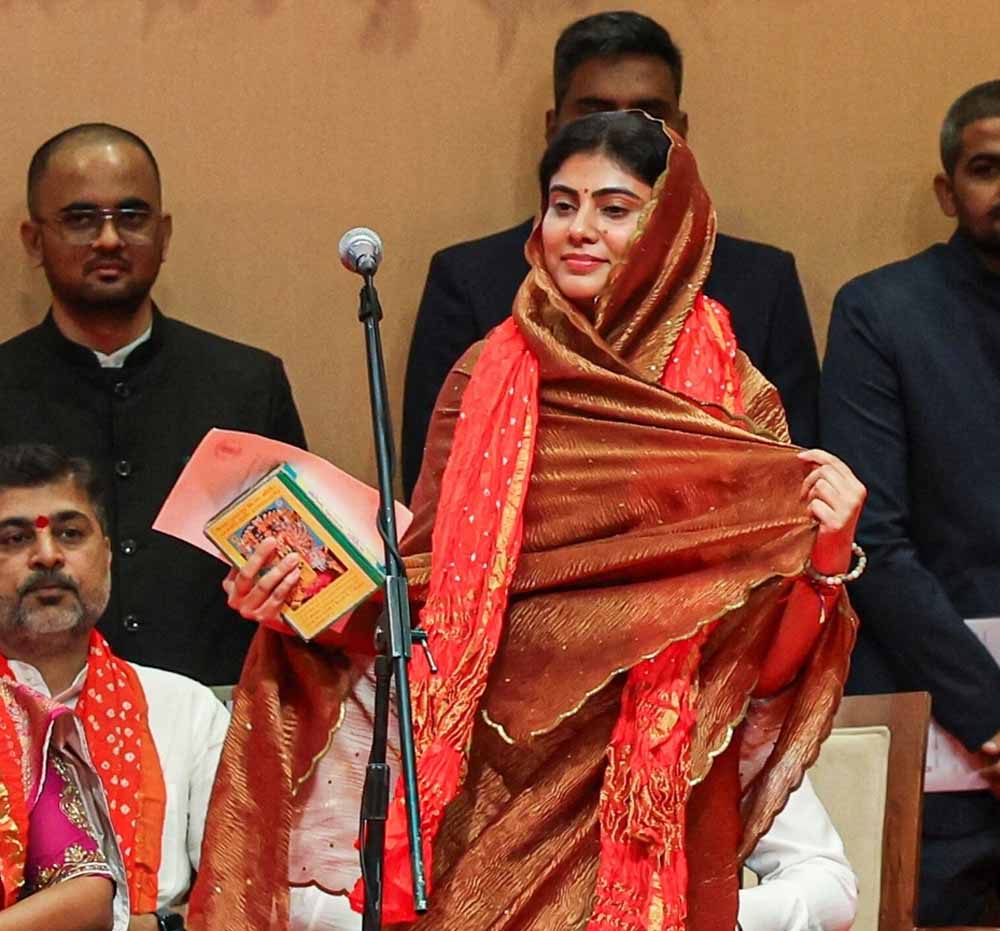 रविंद्र जडेजा की तारीफ करते-करते रिवाबा का बड़ा बयान, टीम इंडिया पर टिप्पणी वायरल