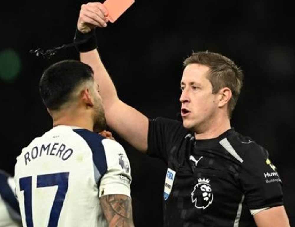 लिवरपूल के खिलाफ रेड कार्ड बना भारी, टॉटेनहम हॉटस्पर के कप्तान क्रिस्टियन रोमेरो पर लटक रहा है लंबा बैन