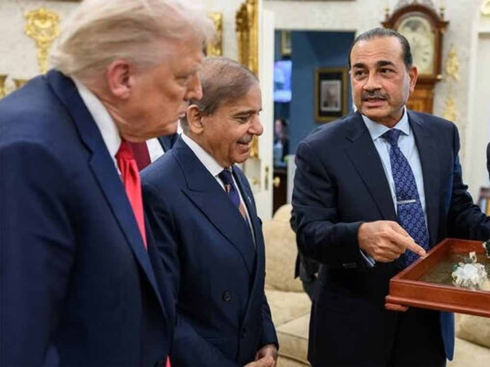 चापलूसी और लालच का खेल! कैसे आसिम मुनीर बने डोनाल्ड ट्रंप के ‘पसंदीदा फील्ड मार्शल’, भारत की बढ़ी टेंशन