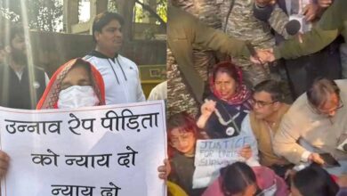 जंतर-मंतर पर उन्नाव रेप पीड़िता का प्रदर्शन, BJP जिंदाबाद के नारों के बीच मां हुई बेहोश