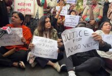 उन्नाव रेप केस: कुलदीप सेंगर की जमानत के खिलाफ दिल्ली हाईकोर्ट के बाहर महिलाओं का जोरदार प्रदर्शन