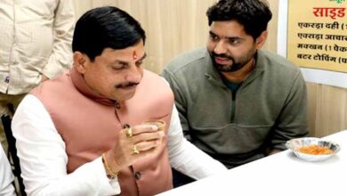 मुख्यमंत्री ने इंदौर में इंदौरी पोहा जलेबी का लिया लुत्फ