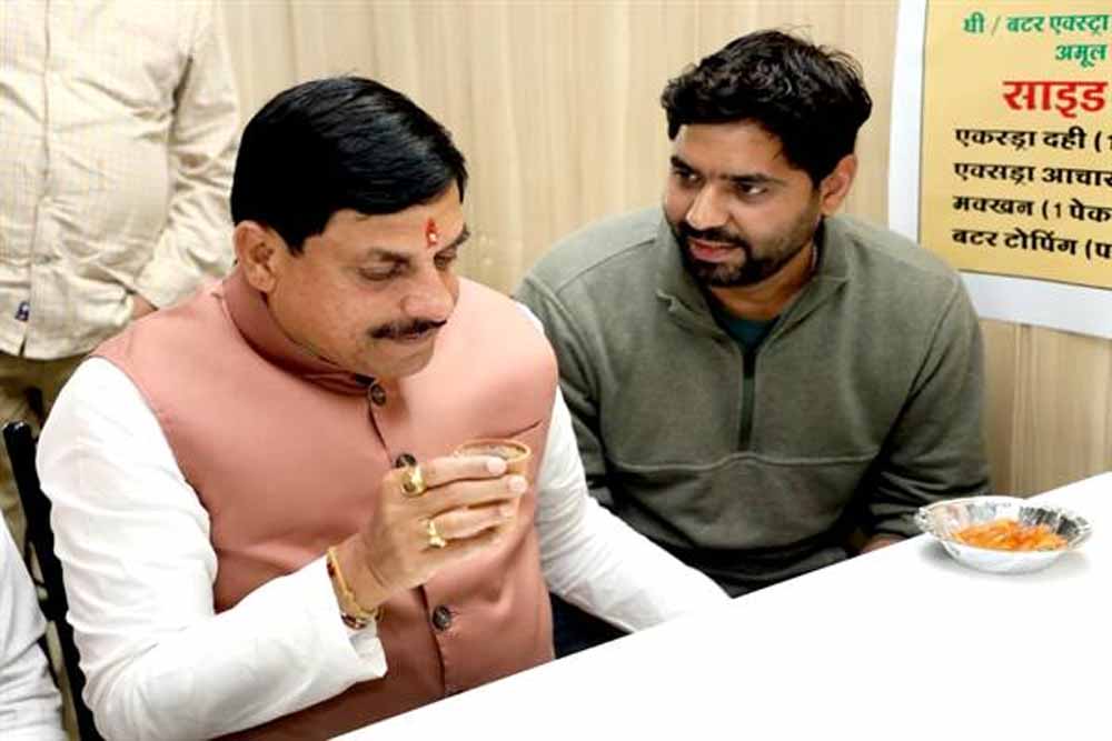 मुख्यमंत्री ने इंदौर में इंदौरी पोहा जलेबी का लिया लुत्फ