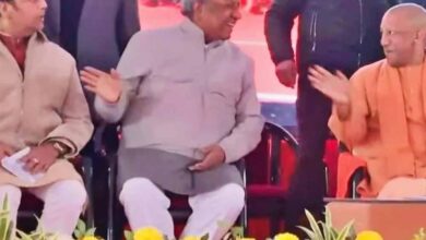 दोनों पक्का कहीं खाने पर मिले होंगे… सीएम योगी ने रवि किशन और संजय निषाद की ली मज़ेदार चुटकी दोनों पक्का कहीं खाने पर मिले होंगे… सीएम योगी ने रवि किशन और संजय निषाद की ली मज़ेदार चुटकी