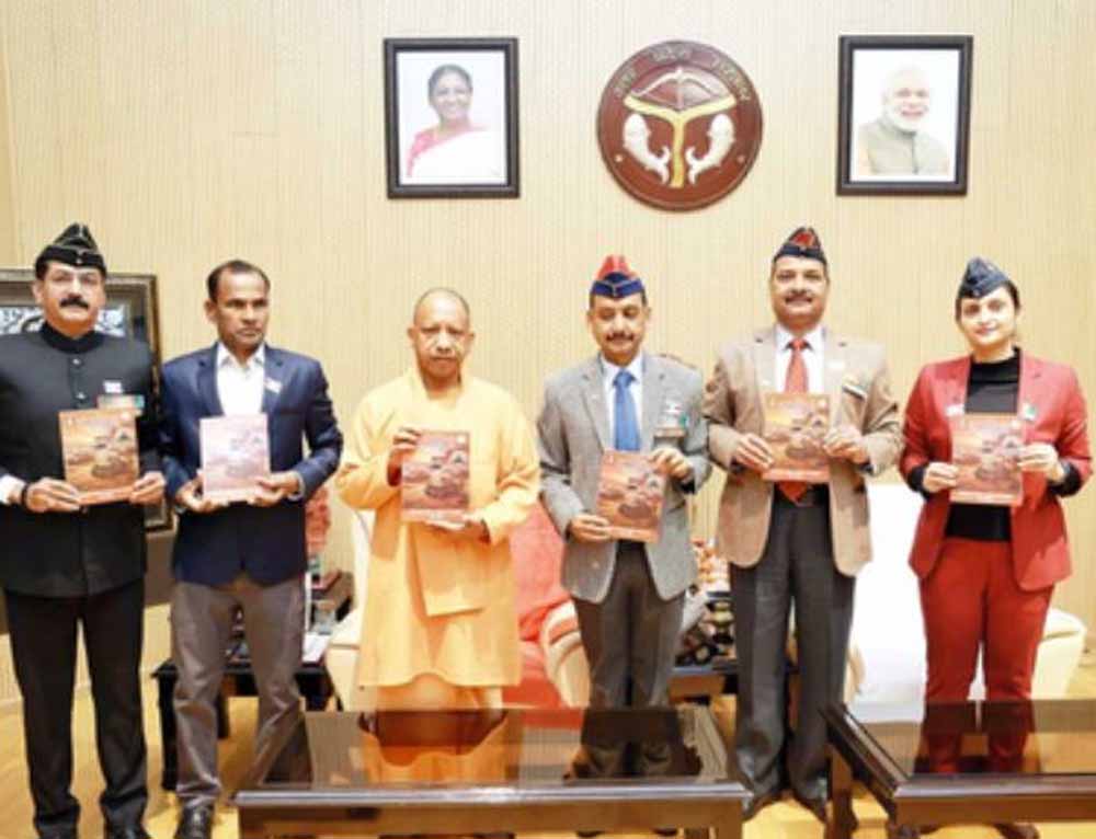 सशस्त्र सेना झंडा दिवस पर सीएम योगी ने फ्लैग पिन और स्मारिका का किया भव्य विमोचन