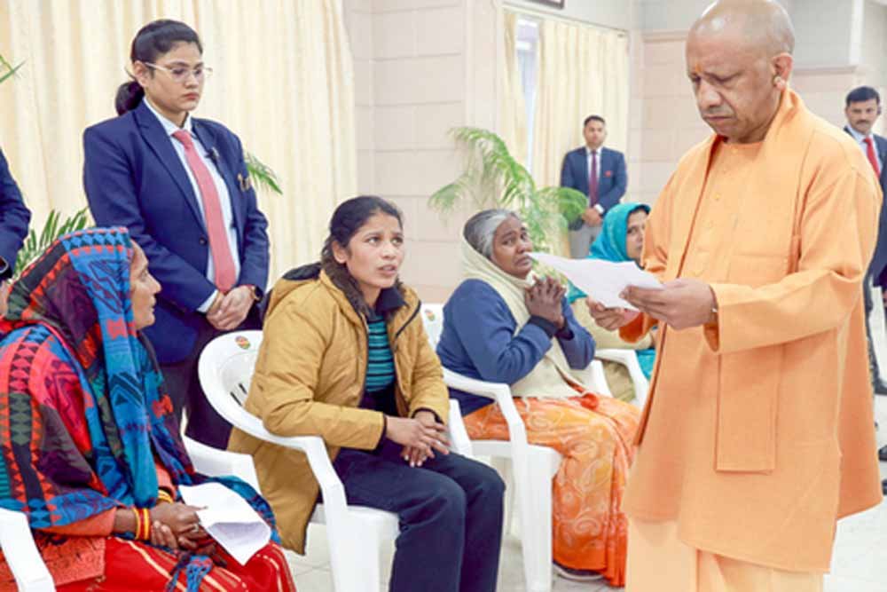 जनता दर्शन में सीएम योगी का भरोसा, बोले— हर फरियादी की समस्या का होगा समयबद्ध समाधान जनता दर्शन में सीएम योगी का भरोसा, बोले— हर फरियादी की समस्या का होगा समयबद्ध समाधान
