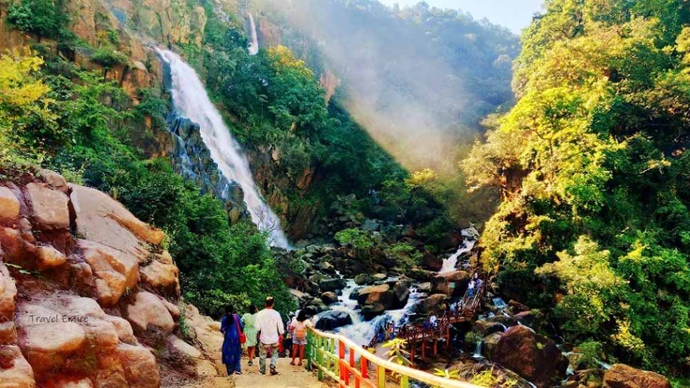 नववर्ष पर सैलानियों से आबाद हुआ झारखंड का लोध फॉल, सबसे ऊंचे जलप्रपात की खूबसूरती ने मोहा मन