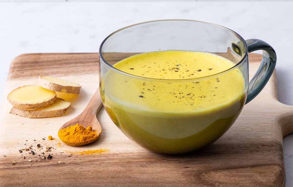 रोज़ दूध में हल्दी मिलाकर पीने से मिलते हैं ये 5 चमत्कारी फायदे, सर्दियों में जोड़ों के दर्द से मिलेगी राहत