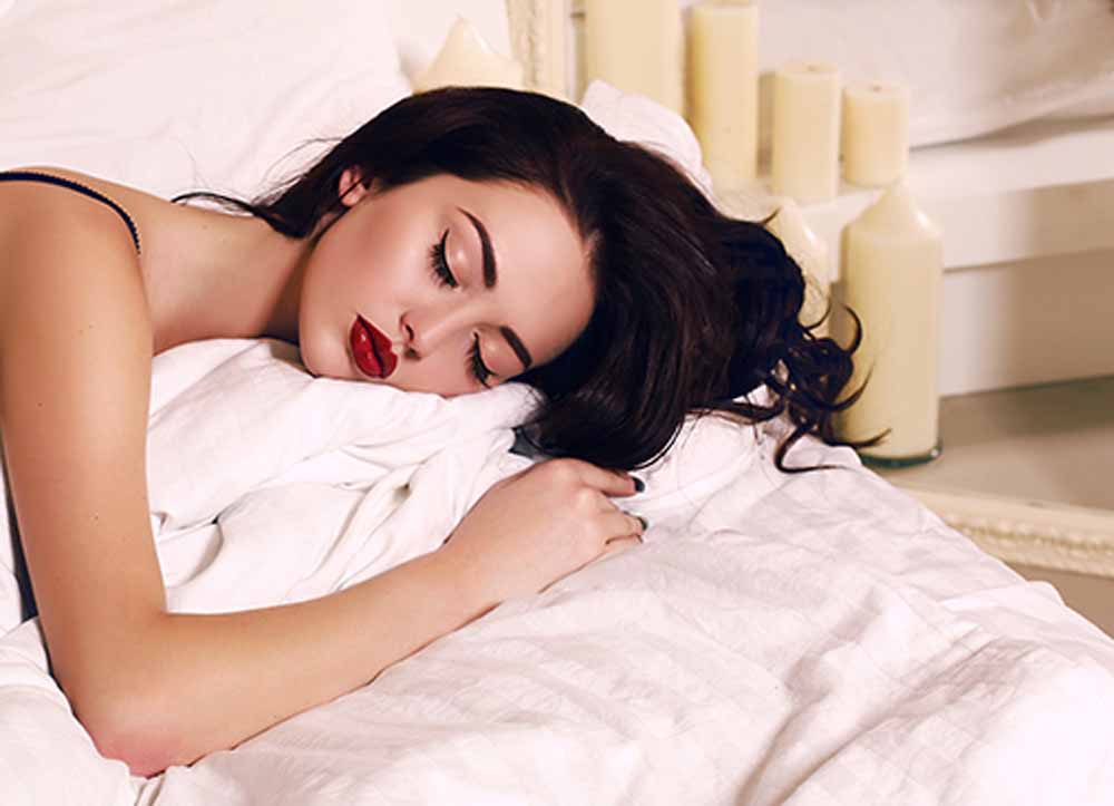 रात में मेकअप लगाए सोना बन सकता है स्किन के लिए खतरा, इन 4 स्टेप्स से करें सही क्लीनिंग