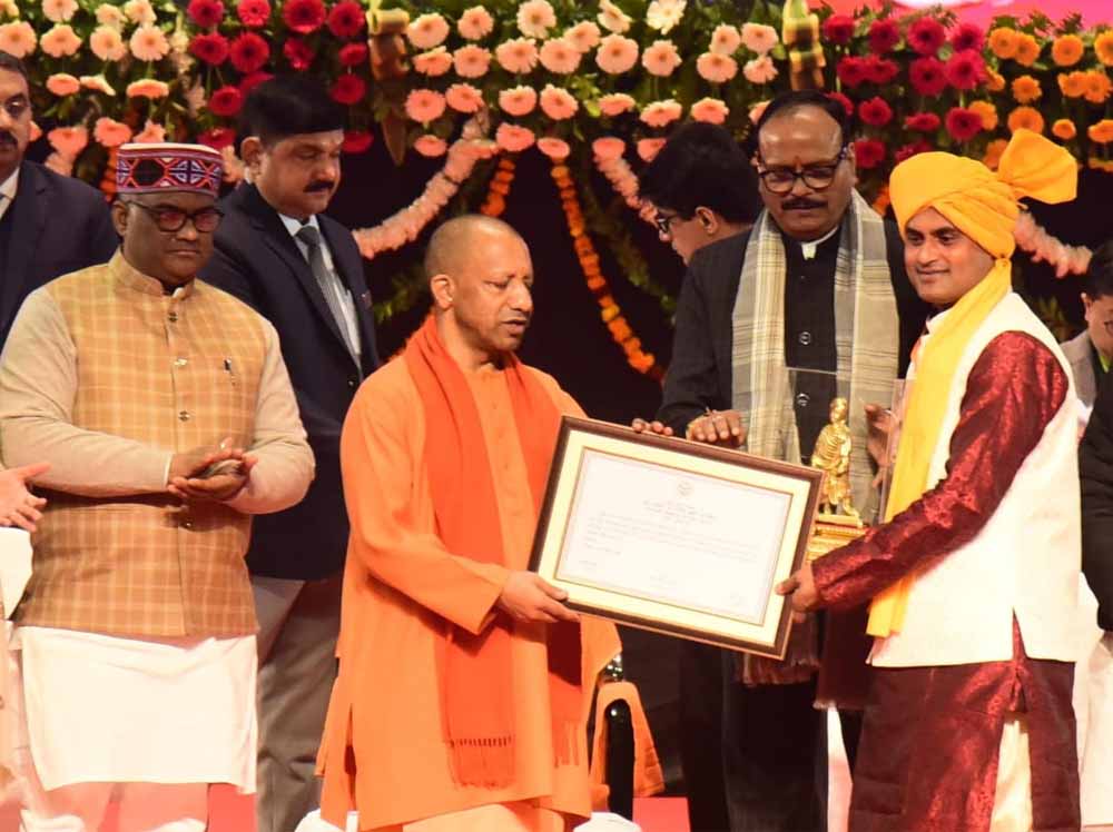 सीएम ने व्यक्तिगत श्रेणी में 10 व तीन-तीन युवक/महिला मंगल दल को किया सम्मानित