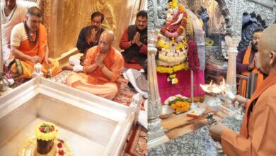 मुख्यमंत्री ने काशी विश्वनाथ मंदिर व काल भैरव मंदिर में किया दर्शन पूजन