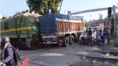 देवघर में भयानक रेल हादसा: खुला फाटक, ट्रेन से टकराया ट्रक