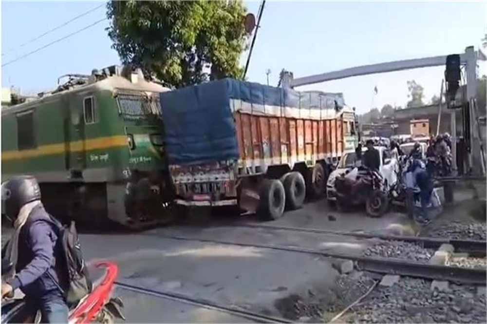 देवघर में भयानक रेल हादसा: खुला फाटक, ट्रेन से टकराया ट्रक