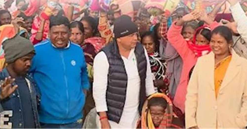 हजारों जरूरतमंदों को कंबल बांटते दिखे डॉ. इरफान अंसारी, बोले– कोई मेरा बुरा करे वह उसका कर्म, मैं मानवता निभाऊंगा