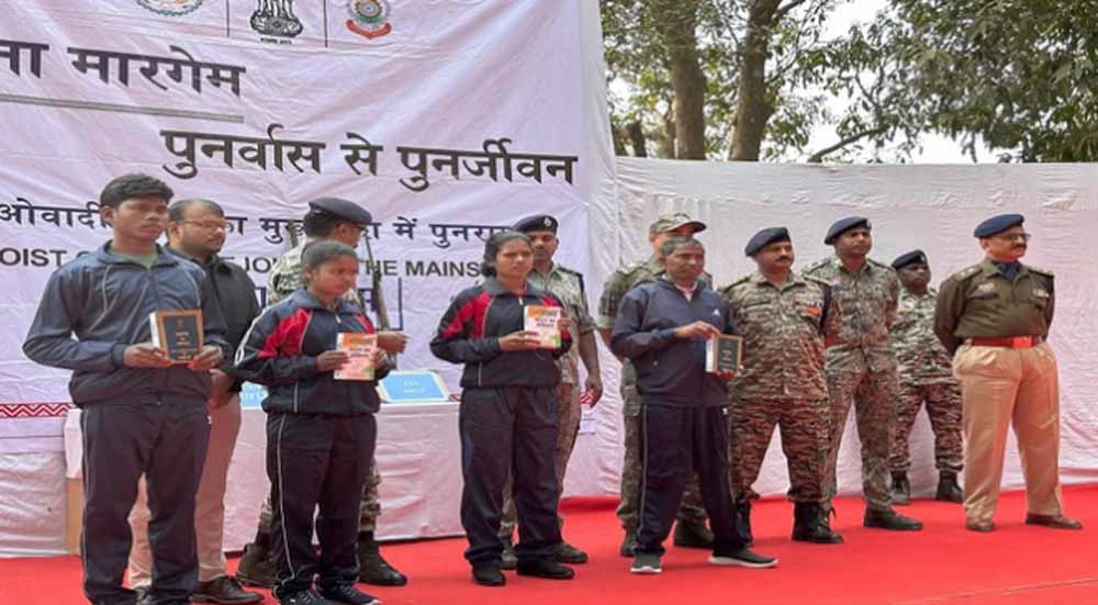 सुकमा में दो महिलाओं समेत चार माओवादी गिरफ्तार नहीं, किया आत्मसमर्पण, आठ लाख का था इनाम सुकमा में दो महिलाओं समेत चार माओवादी गिरफ्तार नहीं, किया आत्मसमर्पण, आठ लाख का था इनाम