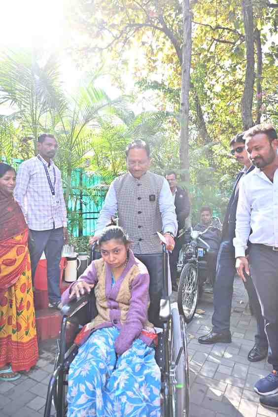 मुख्यमंत्री विष्णु देव साय के निर्देश पर लकवाग्रस्त महिला को तुरंत मंजूर हुए 5 लाख रुपए