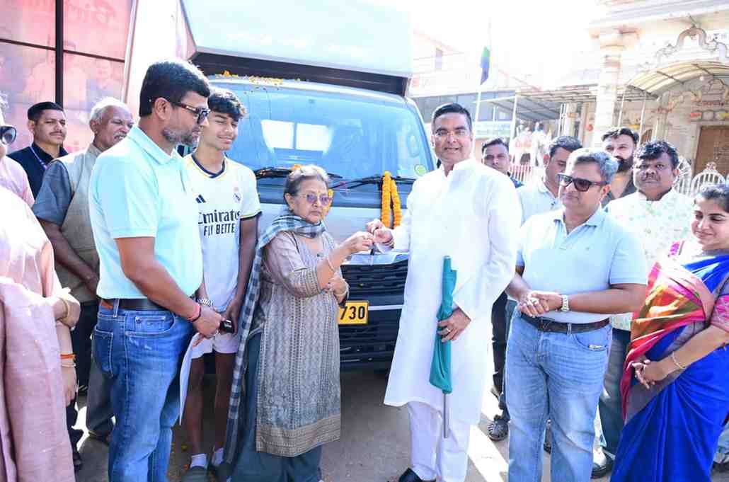 विधायक रिकेश सेन ने “स्वर्ग रथ” को दिखाई हरी झंडी, एक और सुविधा जनसेवार्थ समर्पित विधायक रिकेश सेन ने “स्वर्ग रथ” को दिखाई हरी झंडी, एक और सुविधा जनसेवार्थ समर्पित