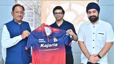 छत्तीसगढ़ में आईपीएल की तैयारी: मुख्यमंत्री साय को आरसीबी का जर्सी भेंट