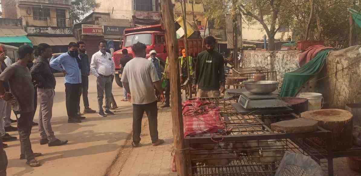 अवैध रूप से संचालित मांस-मटन की दुकानों को निगम ने किया बेदखल अवैध रूप से संचालित मांस-मटन की दुकानों को निगम ने किया बेदखल
