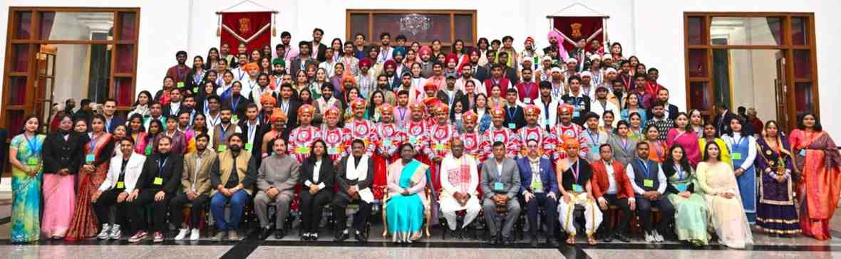 राष्ट्रपति भवन में छत्तीसगढ़ की झांकी कलाकारों का सम्मान,राष्ट्रपति द्रौपदी मुर्मु ने सराही जनजातीय कला, कलाकार हुए भावविभोर राष्ट्रपति भवन में छत्तीसगढ़ की झांकी कलाकारों का सम्मान,राष्ट्रपति द्रौपदी मुर्मु ने सराही जनजातीय कला, कलाकार हुए भावविभोर