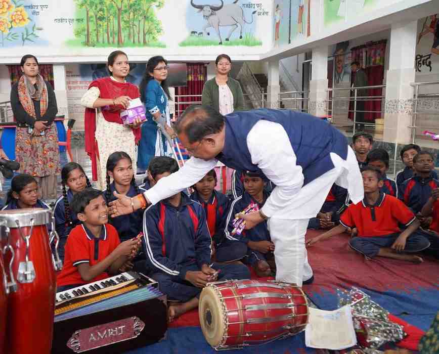 दिव्यांग बच्चों के बीच पहुंचे मुख्यमंत्री साय