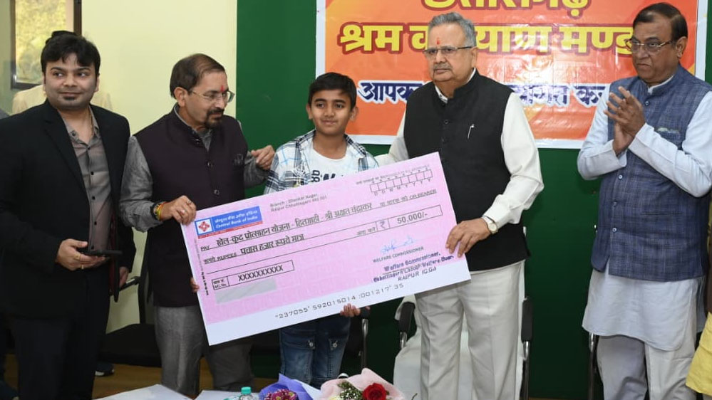 मजदूरों के हित में बड़ी पहल: छत्तीसगढ़ विधानसभा अध्यक्ष डॉ. रमन सिंह ने 6,000 श्रमिक परिवारों को दी योजनाओं की सौगात