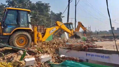 देवरिया में मजार, संभल में सरकारी जमीन पर बने मकान ध्वस्त, वाराणसी में भी चला प्रशासनिक अभियान देवरिया में मजार, संभल में सरकारी जमीन पर बने मकान ध्वस्त, वाराणसी में भी चला प्रशासनिक अभियान