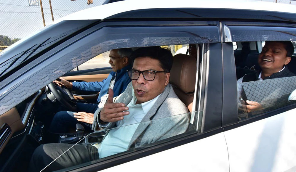 सिंहस्थ की तैयारियों में प्रशासन की गंभीरता: अपर मुख्य सचिव दुबे ने स्वयं वाहन चलाकर निरीक्षण किया सिंहस्थ की तैयारियों में प्रशासन की गंभीरता: अपर मुख्य सचिव दुबे ने स्वयं वाहन चलाकर निरीक्षण किया