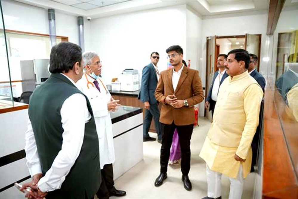 मुख्यमंत्री डॉ. यादव ने नेशनल कैंसर इंस्टीट्यूट नागपुर का किया दौरा मुख्यमंत्री डॉ. यादव ने नेशनल कैंसर इंस्टीट्यूट नागपुर का किया दौरा