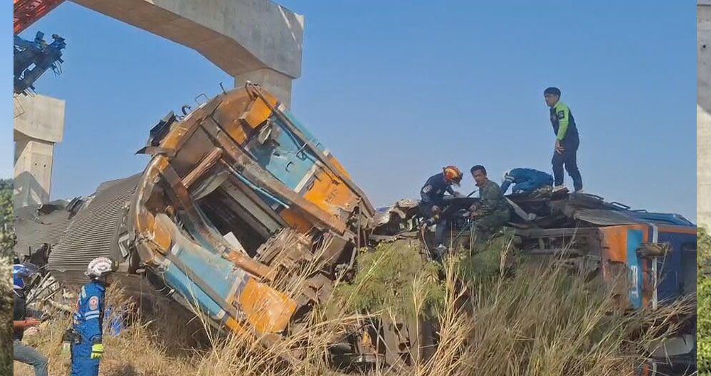 थाईलैंड में भयानक रेल हादसा: चलती ट्रेन पर गिरा क्रेन, 22 यात्रियों की मौत