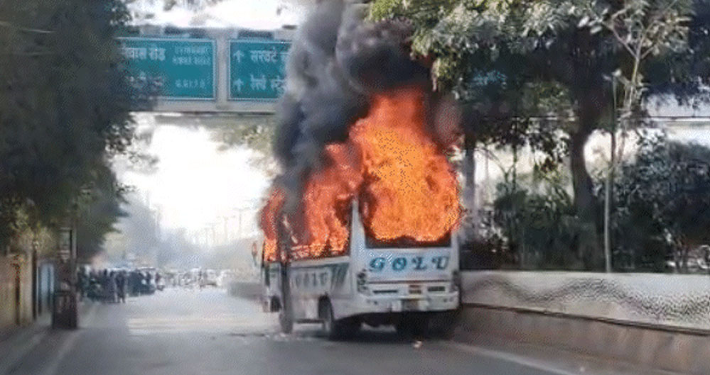 इंदौर में वाहन टकराने के बाद शुक्ला ब्रदर्स की बस में आग, यात्री सुरक्षित, फायर ब्रिगेड ने पाया काबू