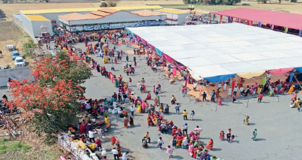 मकर संक्रांति पर कुबेरेश्वरधाम में भक्तों का उमड़ा सैलाब, शिव भोग के लिए बने 5100 तिल-गुड़ के लड्डू मकर संक्रांति पर कुबेरेश्वरधाम में भक्तों का उमड़ा सैलाब, शिव भोग के लिए बने 5100 तिल-गुड़ के लड्डू