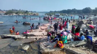 ओरछा में श्रद्धालुओं ने बेतवा नदी में लगाई डुबकी, रामराजा सरकार के दर्शन से मनाई मकर संक्रांति