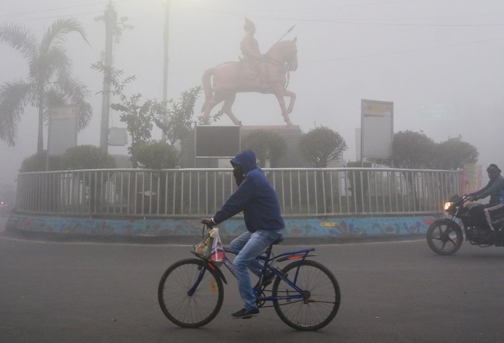 उत्तर भारत में ठंड और कोहरे का डबल अटैक! शीतलहर से राहत मिलने का कोई आसार नहीं: IMD का अलर्ट उत्तर भारत में ठंड और कोहरे का डबल अटैक! शीतलहर से राहत मिलने का कोई आसार नहीं: IMD का अलर्ट