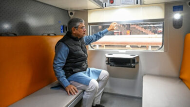 वंदे भारत स्लीपर ट्रेन के शानदार फीचर्स: लग्जरी बर्थ और ऑटोमैटिक दरवाजे, जानें किराया और रूट वंदे भारत स्लीपर ट्रेन के शानदार फीचर्स: लग्जरी बर्थ और ऑटोमैटिक दरवाजे, जानें किराया और रूट