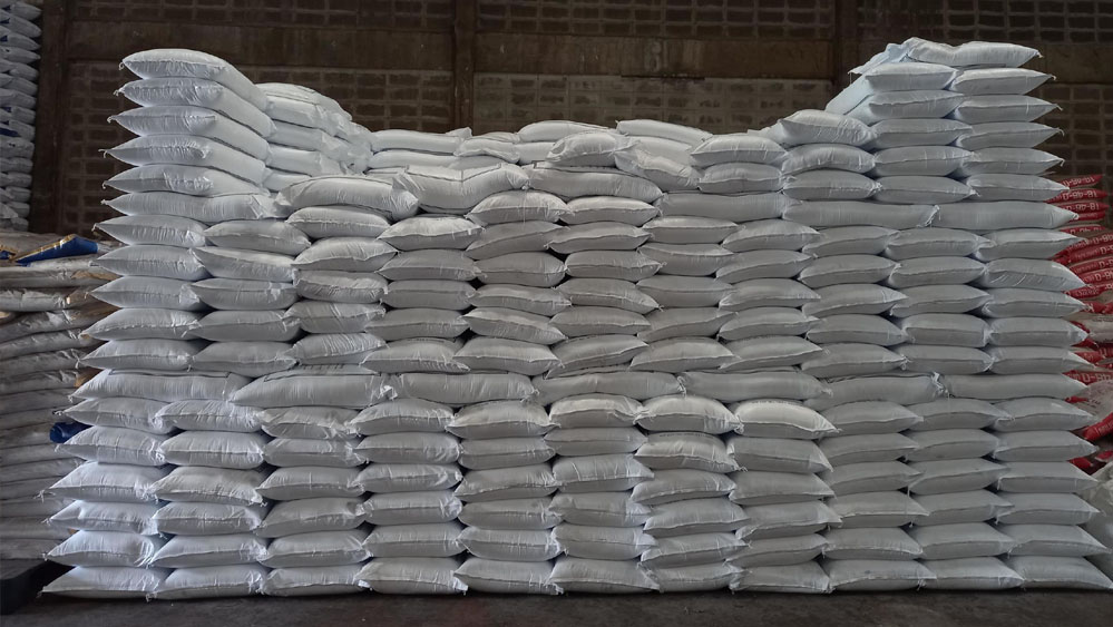 सरकार ने वित्त वर्ष 2024-25 में किसानों को उपलब्ध कराए रिकॉर्ड 834.64 लाख टन उर्वरक सरकार ने वित्त वर्ष 2024-25 में किसानों को उपलब्ध कराए रिकॉर्ड 834.64 लाख टन उर्वरक