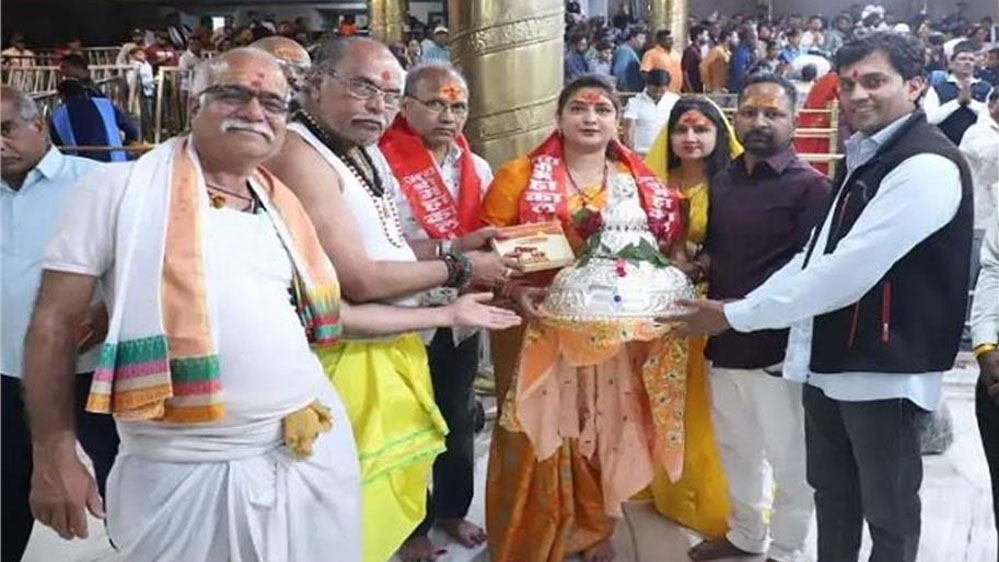 मनोकामना पूरी होने पर भक्त ने बाबा महाकाल को चढ़ाया 2.35 किलो का चांदी का मुकुट, मंदिर गूंजा जयकारों से