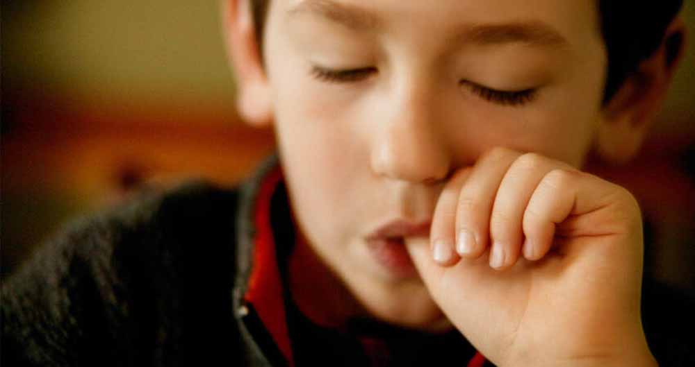 अंगूठा चूसने की आदत: जानिए 5 गंभीर नुकसान और तुरंत रोकने के तरीके