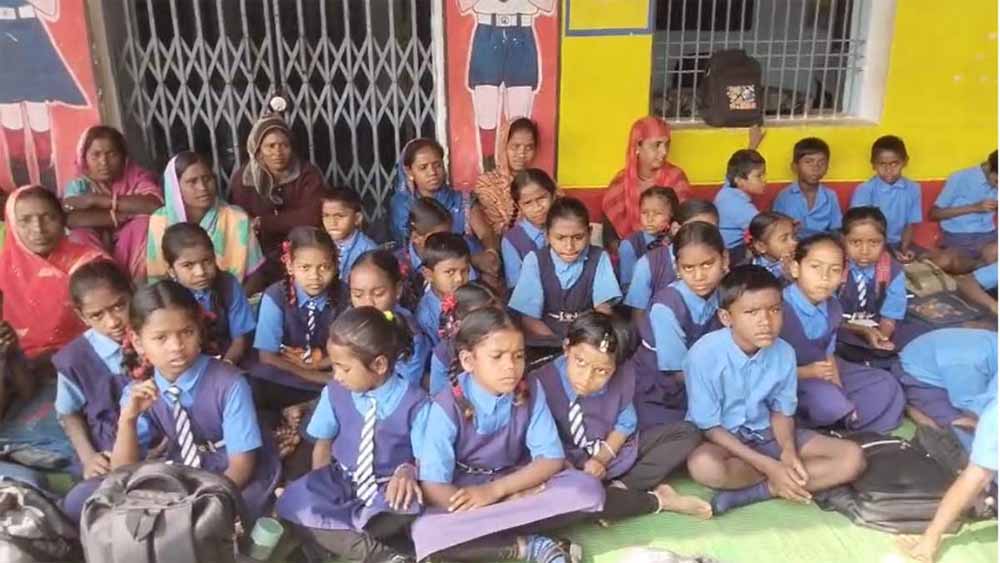 प्राथमिक शाला में शिक्षकों की भारी कमी, नाराज़ पालकों ने स्कूल में जड़ा ताला