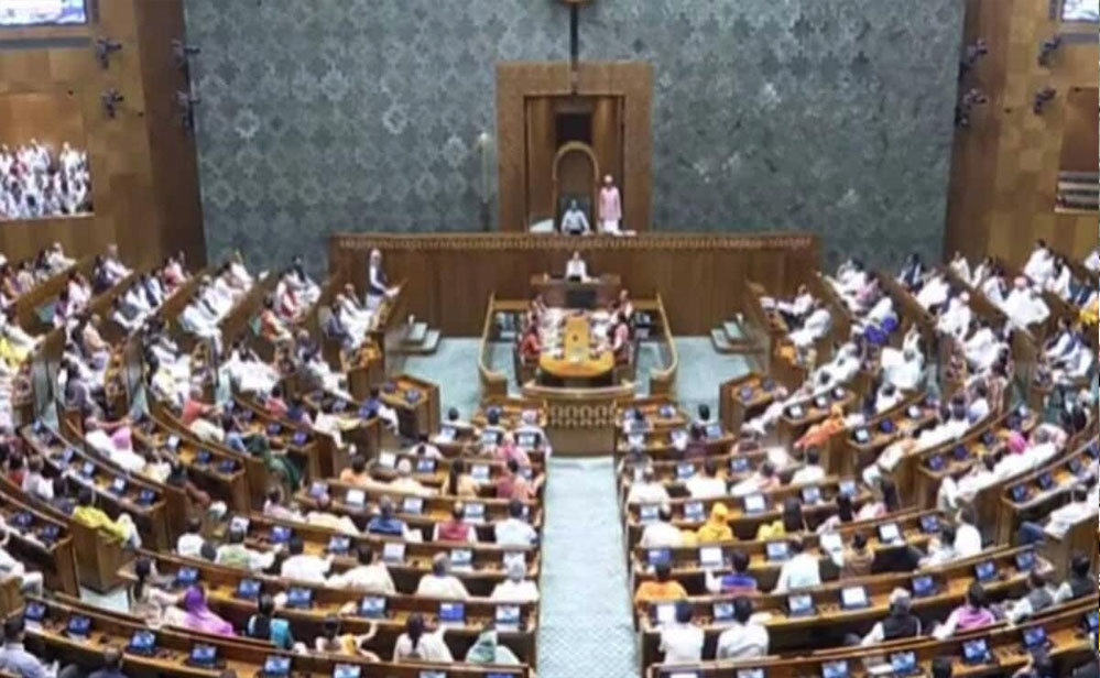 संसद में देरी से पहुंचे सांसद, हाजिरी कटेगी और सैलरी में भी होगी कमी