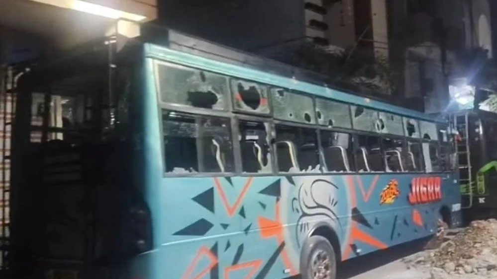 तराना में बजरंग दल कार्यकर्ता की पिटाई से तनाव, पथराव और तोड़फोड़ से इलाके में हंगामा