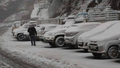 जम्मू-कश्मीर: डोडा में भारी बर्फबारी, जम्मू-श्रीनगर हाईवे बंद, लोगों को घर में रहने की सलाह जम्मू-कश्मीर: डोडा में भारी बर्फबारी, जम्मू-श्रीनगर हाईवे बंद, लोगों को घर में रहने की सलाह