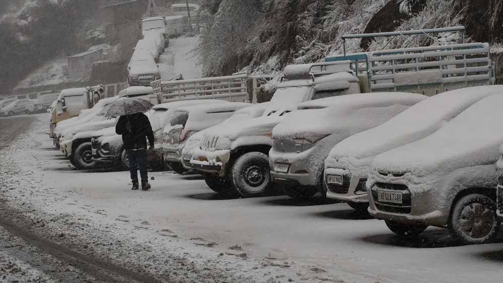 जम्मू-कश्मीर: डोडा में भारी बर्फबारी, जम्मू-श्रीनगर हाईवे बंद, लोगों को घर में रहने की सलाह