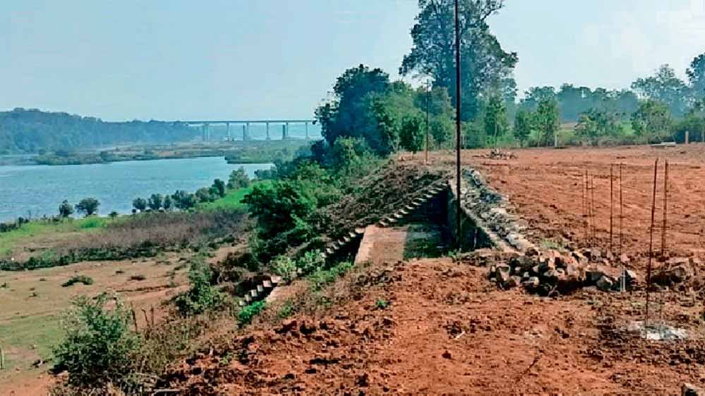 जबलपुर: नर्मदा के 300 मीटर अंदर अवैध कॉलोनी, प्रशासन ने बुलडोजर चलाया