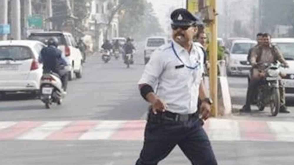 इंदौर के डांसिंग कॉप रंजीत सिंह को डिमोशन, प्रधान आरक्षक से फिर आरक्षक बनाया, महिला से अश्लील चैट में फंसा इंदौर के डांसिंग कॉप रंजीत सिंह को डिमोशन, प्रधान आरक्षक से फिर आरक्षक बनाया, महिला से अश्लील चैट में फंसा