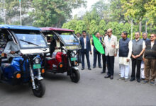 रायपुर : राज्यपाल डेका ने सरस्वती शिक्षा संस्थान को प्रदान किए चार ई- रिक्शे